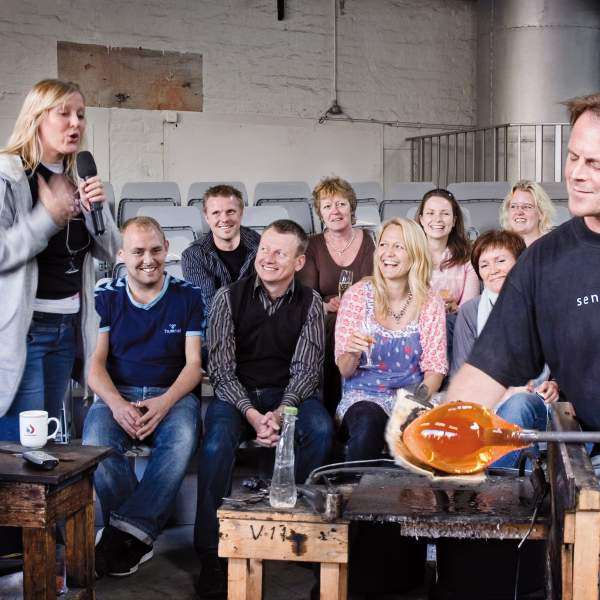 Glassblåsershow og god stemning på Hadeland Glassverk