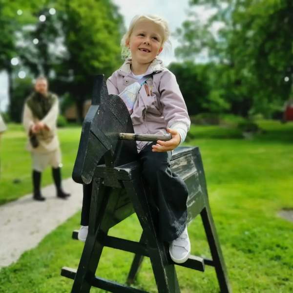 Tiril Kristoffersen på besøk på Borgarsyssel Museum