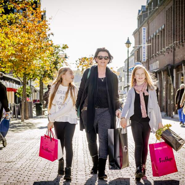 Mor og døtre på shopping i Hønefoss