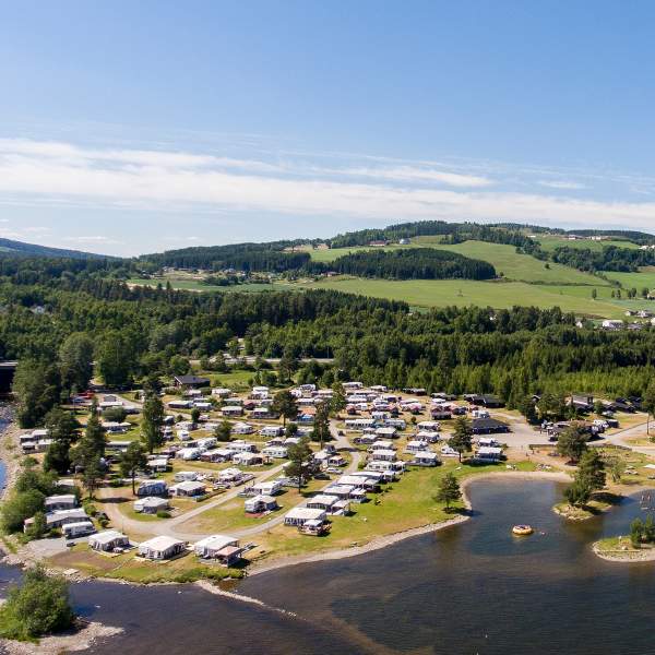 Sveastranda Camping - Dronebilde mot land