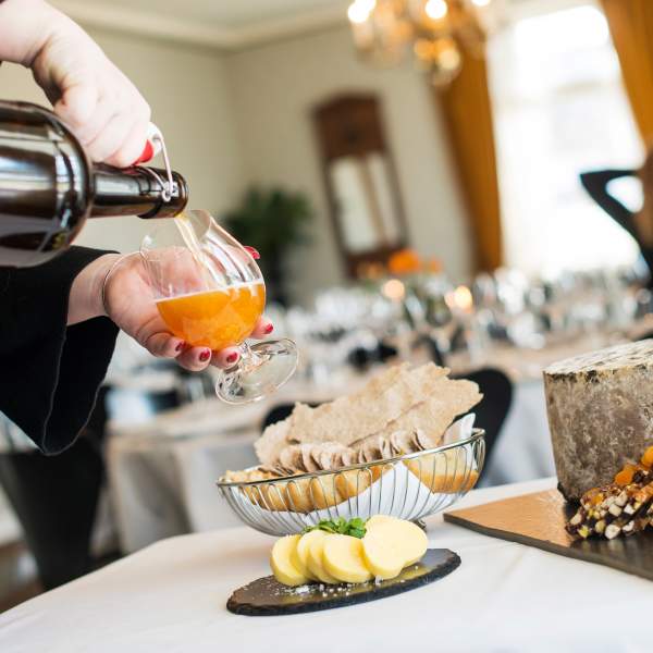 Det dekkes opp i lyse og koselige selskapslokaler hos Thorbjørnrud Hotell