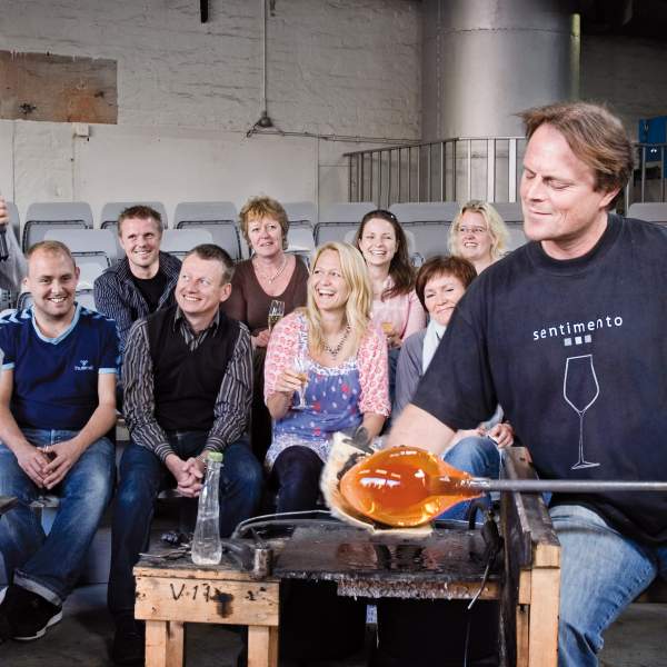 Glassblåsershow og god stemning på Hadeland Glassverk