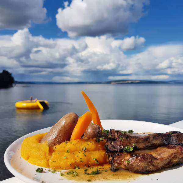 Deilig sommermat på restaurantbåten Viken II i Evjua