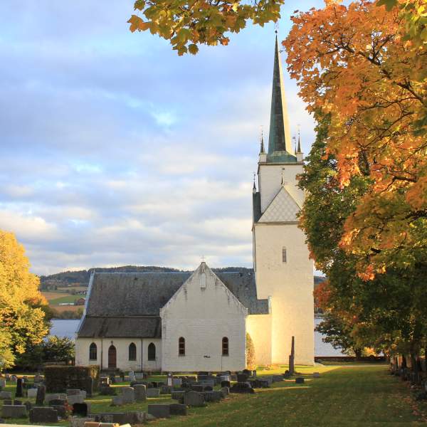 Nes kirke i Ringsaker, en klar høstdag