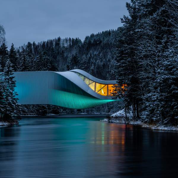 The Twist på Kistefos, sett fra vannkanten, vinter