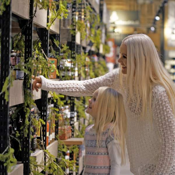Mor og datter shopper på Hadeland Glassverk