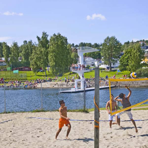 Volleyball og godvær på Fastland i Gjøvik