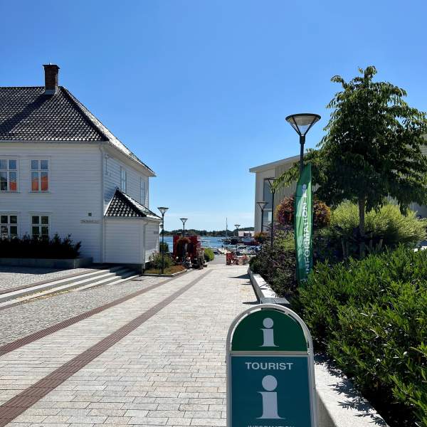 Informasjonsskilt i gate utenfor Visit Grimstad