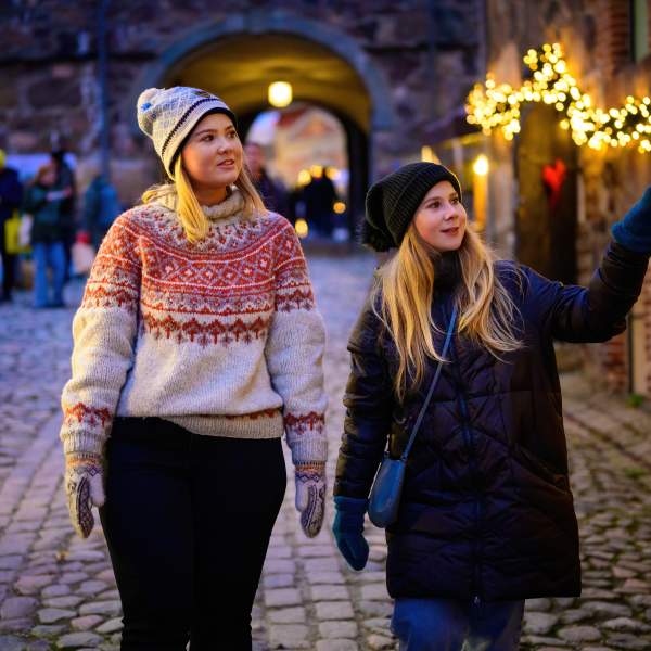 To jenter som er på julemarkedet på Fredriksten Festning i Halden