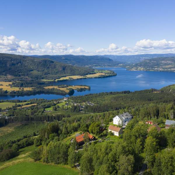 Dronebilde over Granum gård med utsikt mot Randsfjorden