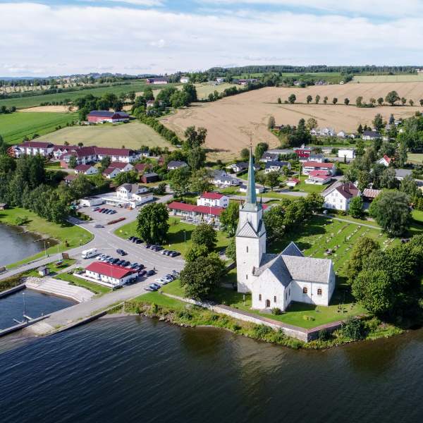 Nes kirke ved Helgøya