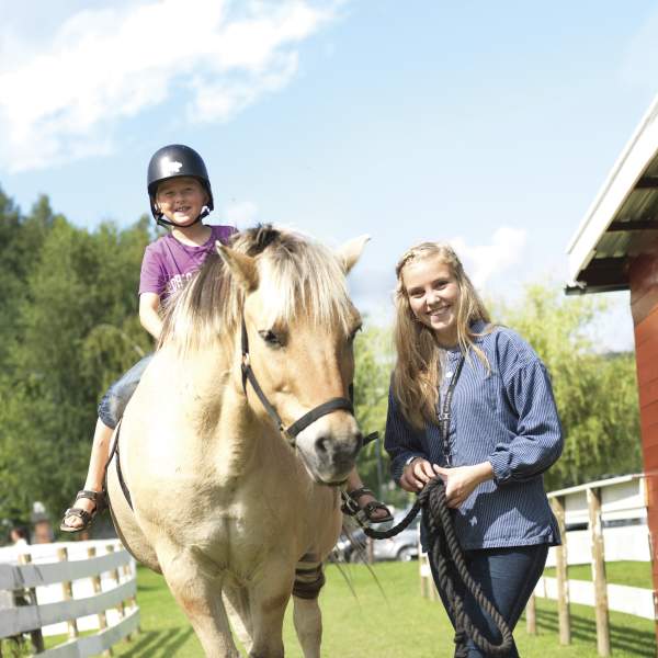 Møte dyrene på Barnas bondegard - Hadeland Glassverk