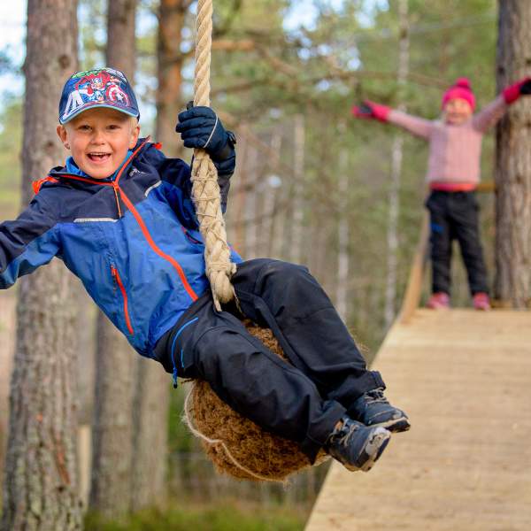 Barn leker i Søndre Land klatrepark