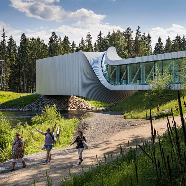 The Twist hos Kistefos museum med jublende damer i sommervær