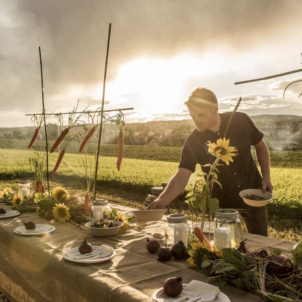 Bordet dekkes under matfestivalen Helt på jordet