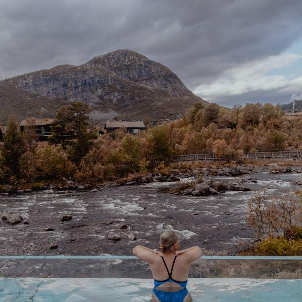 Kvinne ser utover utsikten fra Hovden Fjellbad