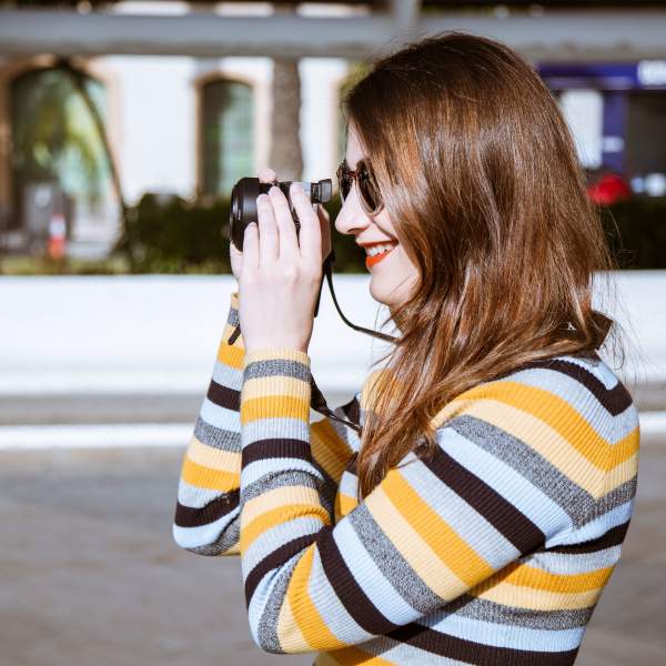 turista fotografiando en una calle