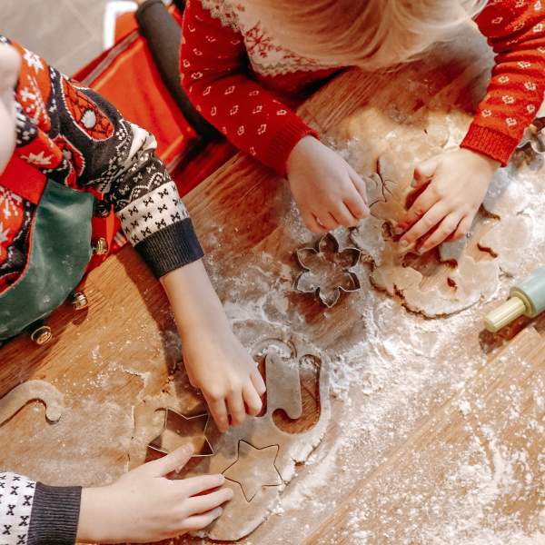 Barn baker pepperkaker på Prøysenhuset før jul