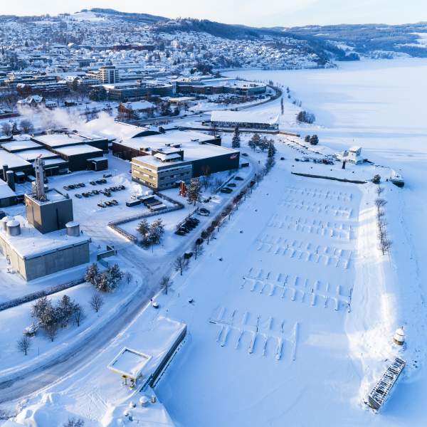 Dronebilde fra Skibladnerbrygga i Gjøvik på vintertid