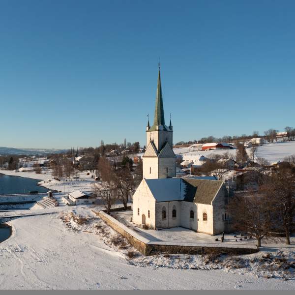 Nes kirke i Ringsaker - Dronebilde vinter