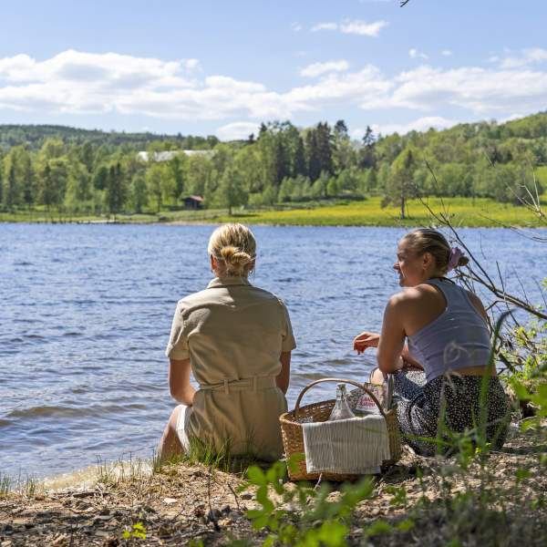 På piknik ved vannkanten nær Nerlien gård