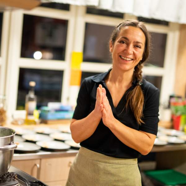 Behind the scenes - The hostess at Åstjern Hyttetun working in the kitchen