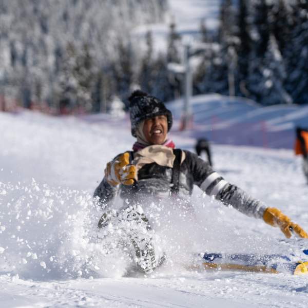 Aktivitetsdag på Sjusjøen - Aking mens snøen spruter