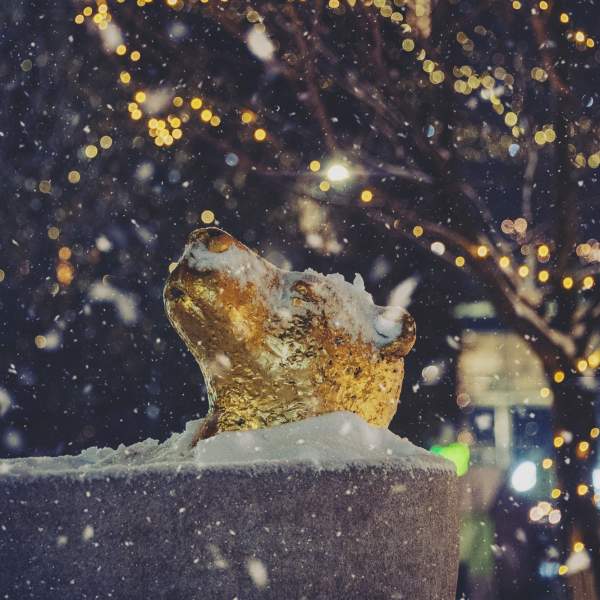 Nærbilde av en snødekt skulptur i gågata i Sarpsborg.