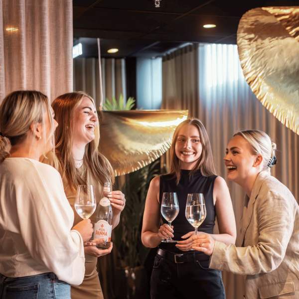 Damer som smiler og ler på restaurant