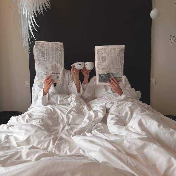 Par som leser avisen og drikker kaffe på Fredriksten Hotell