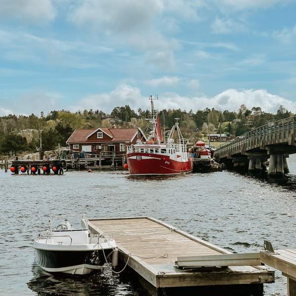 Båter som ligger på hver sin side av et sund i skjærgården i Sarpsborg. Foto.