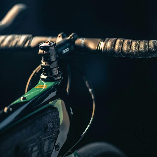 Photograph showing a bicycle with dropped, racing-style handlebars