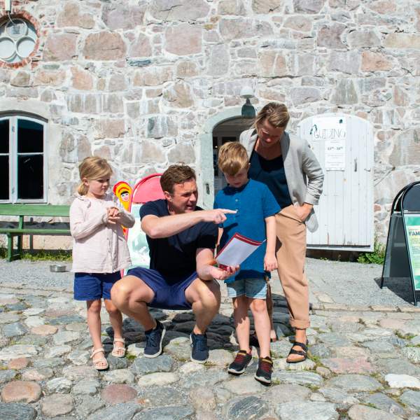 Familie på guidet tur på Fredriksten festning i Halden.