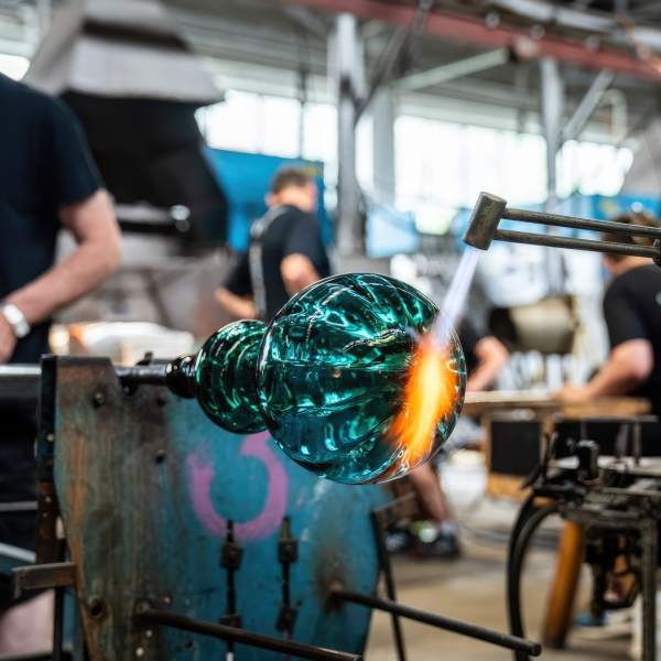 Bilde av glassblåsere i action på Hadeland Glassverk