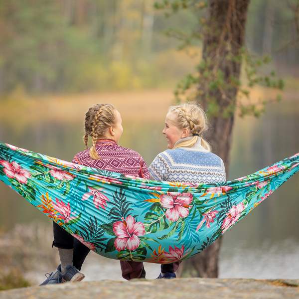 To jenter i en hengekøye ved Børtevann i Sarpsborg i Østfold