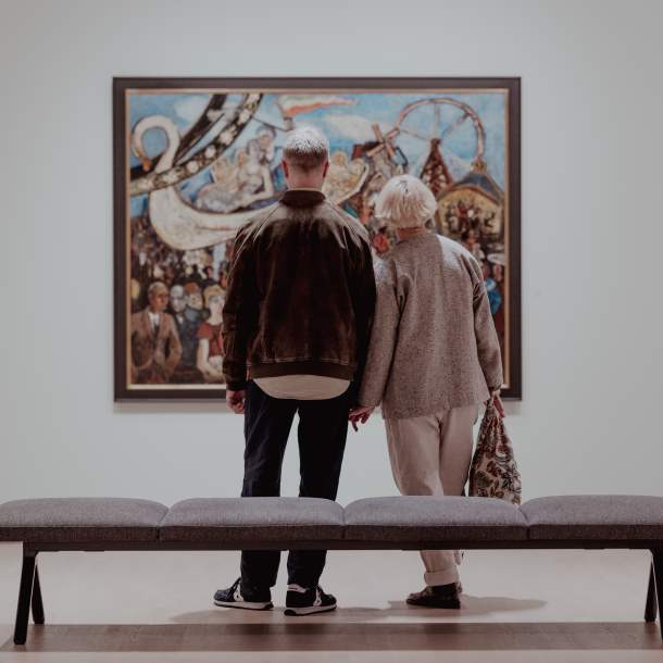 to mennesker foran kunstverk