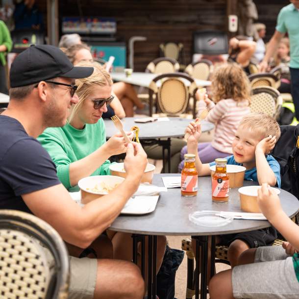 Familie spiser på restaurant vertshuset, Dyreparken