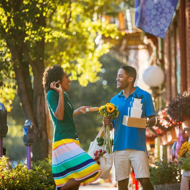 Couple shopping in Downtown Carlisle
