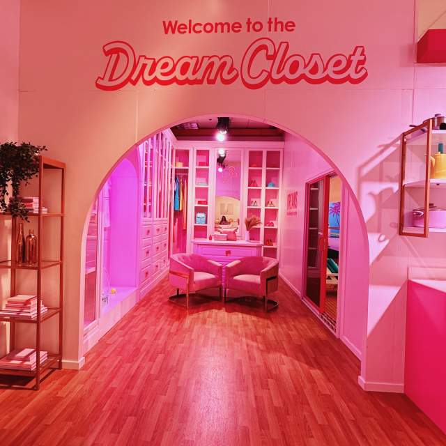 Barbie the dreamhouse experience top