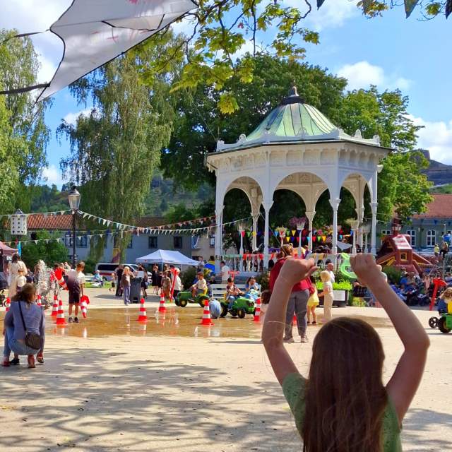 Barn som flyr drage i Busterudparken