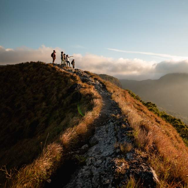 Senderistas recorren la cima de la montaña de la India Dormida en el Valle de Antón en Coclé, Panamá