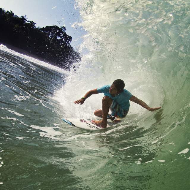 Un surfista monta una ola perfecta en la prístina Isla Colón, provincia de Bocas del Toro, Panamá
