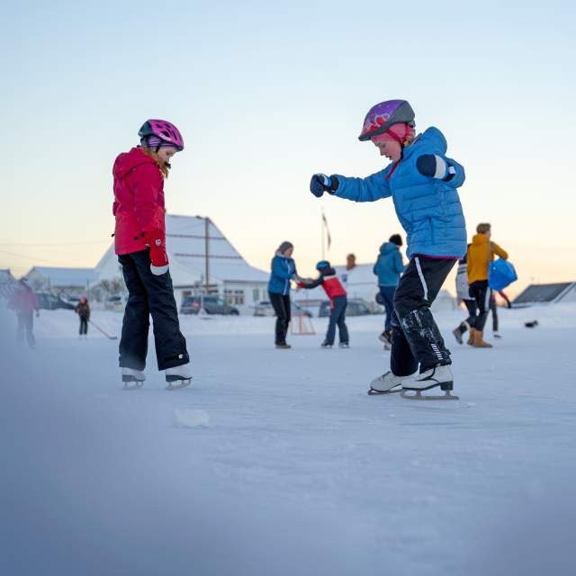 Barn står på skøyter på Gjøvik stadion