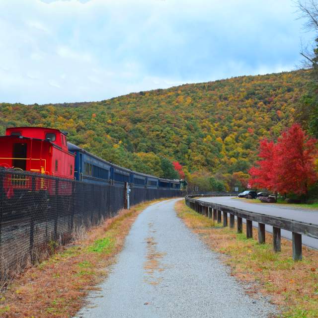 Fall Foliage Train Tours in the Poconos