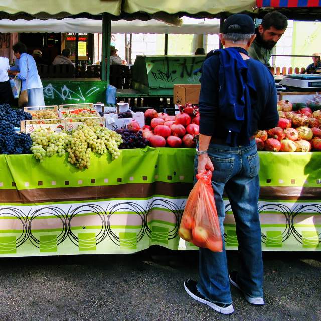 Man-purchasing-fresh-produce-at-local-farmers-market