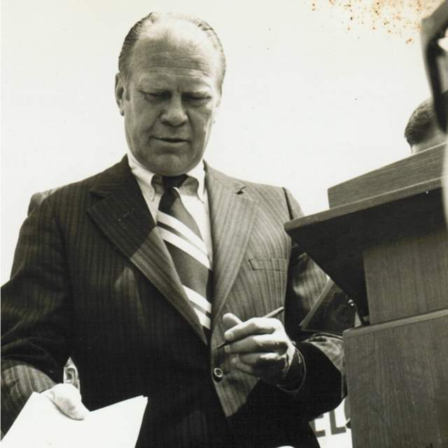 Vice President Ford signing autographs for the crowd (Photo by Blair Shore)