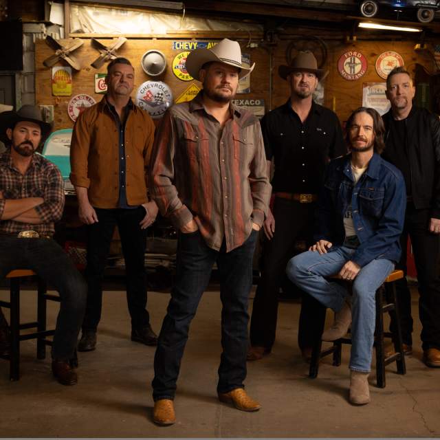 Randy Rogers Band posing as band