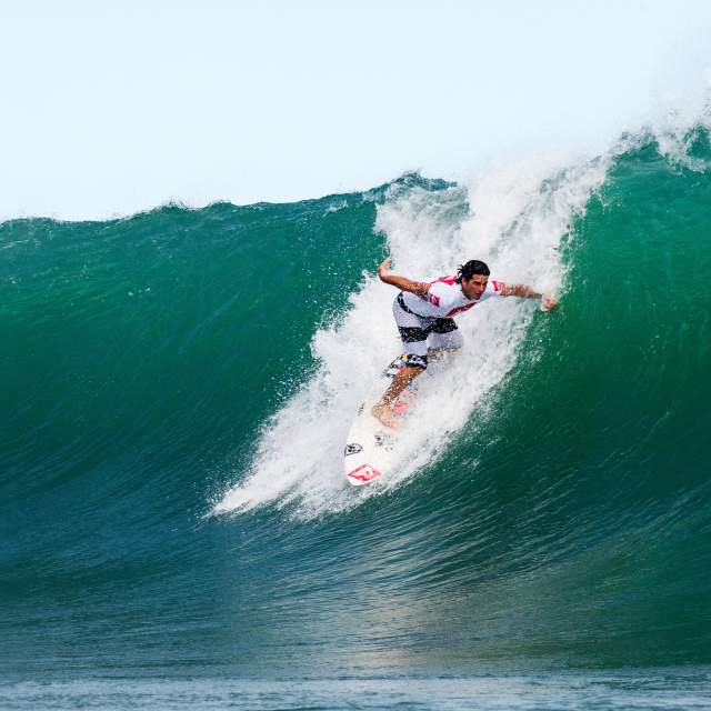 Surfeando una ola gigante en Isla Colón, provincia de Bocas del Toro, Panamá.