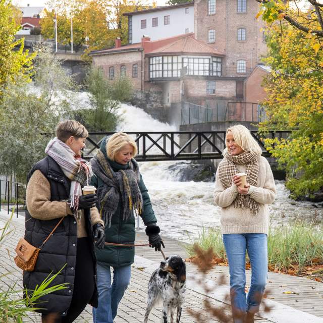 Damer på tur en høstdag på Verket i Moss