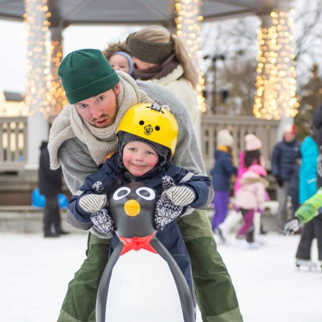 Familie på skøyter i paviljonen i Moss